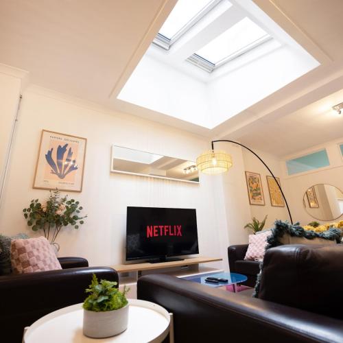 Spacious two bed apartment 100m from Trafalgar sqr — 4-Star Luxury Hotel in London, United Kingdom
