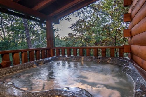Eagles Haven Lodge 5 bed 4 bath great for groups game room hot tub Wi Fi grills easy roads — 4-Star Luxury Hotel in Sevierville, United States