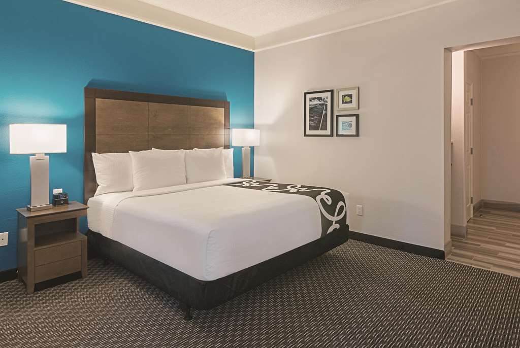 La Quinta Inn & Suites by Wyndham Orlando UCF - photo 33