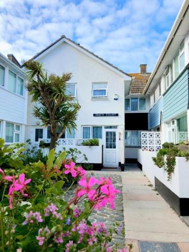 Island View 3 Bedroom Holiday Cottage 40m to Porthgwidden Beach Sleeps 7 inc FREE Parking — 4-Star Luxury Hotel in St Ives, United Kingdom