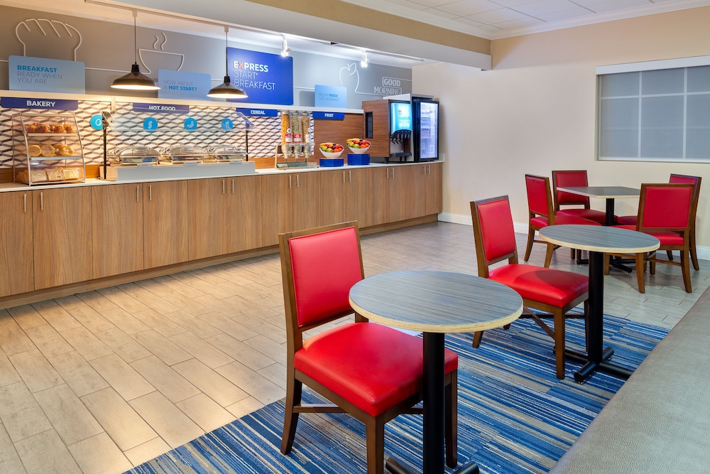 Holiday Inn Express & Suites Naples North Bonita Springs by IHG - photo 48