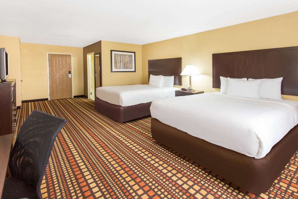 Days Inn & Suites by Wyndham Davenport East - photo 7