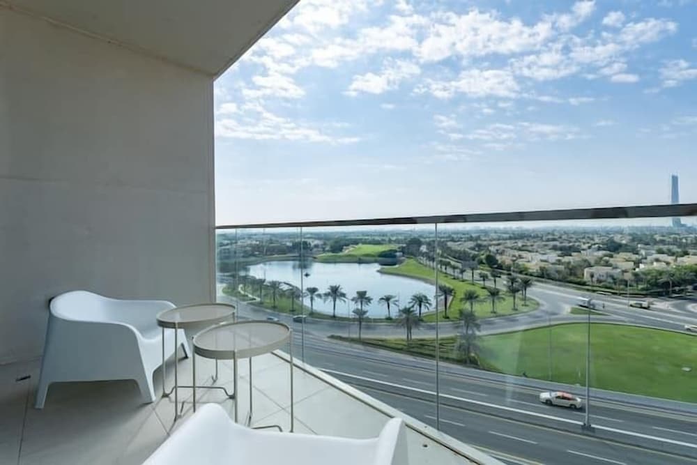 Vogue Golf Views Near Dubai Marina And Jumeirah Beach One Bedroom Apartment with Balcony — 5-Star Luxury Hotel in Dubai, United Arab Emirates