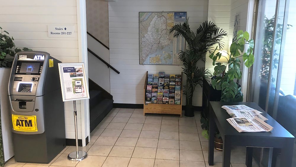 Colonial Inn Ellsworth - photo 2