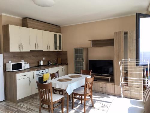 Magnolia Sea View Studio — 4-Star Luxury Hotel in Zlatni Pyasatsi, Bulgaria
