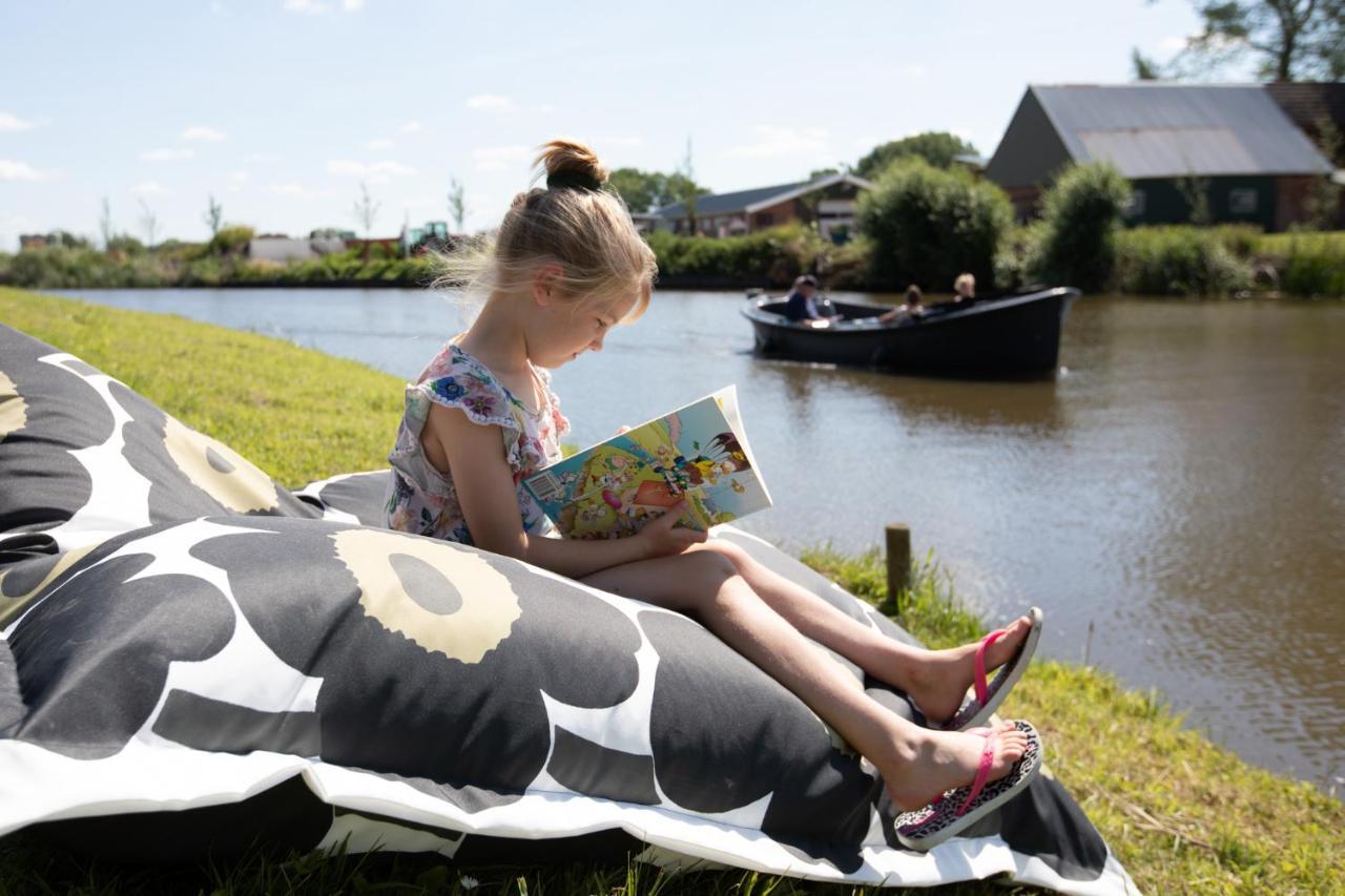 Vakantiehuis Aan Het Water Met Omheinde Tuin — Dokkum