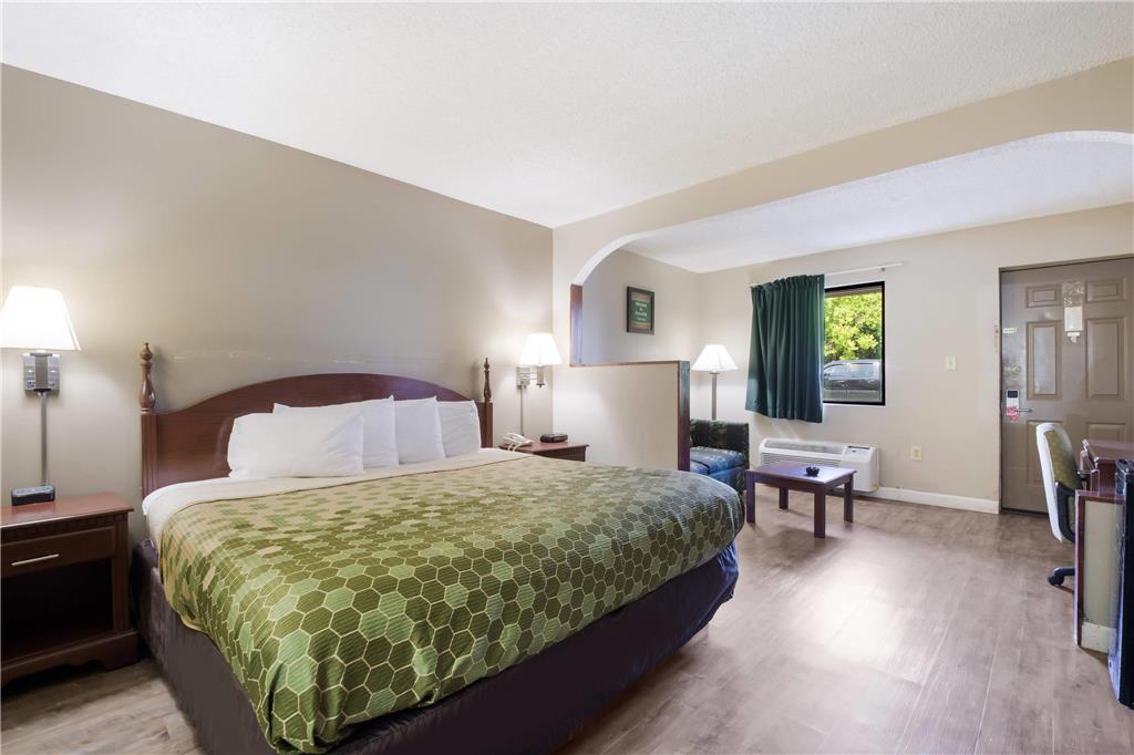Econo Lodge Inn & Suites Knoxville East - photo 16
