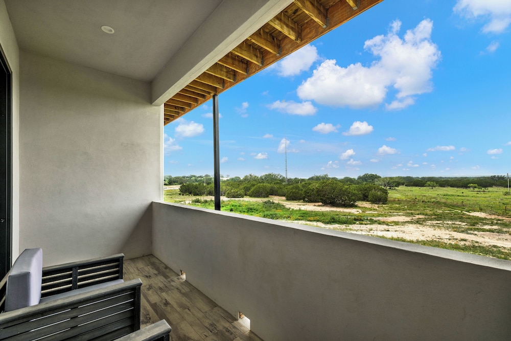 The Bentley Hotel Andy Worhol Room Hill Country View - photo 30