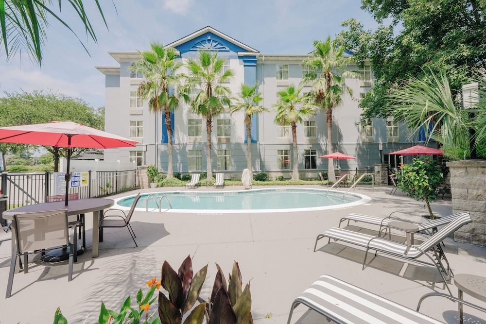 Holiday Inn Express & Suites Charleston Northwoods by IHG - photo 26