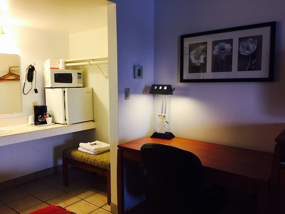 Maple Inn & Suites - photo 10
