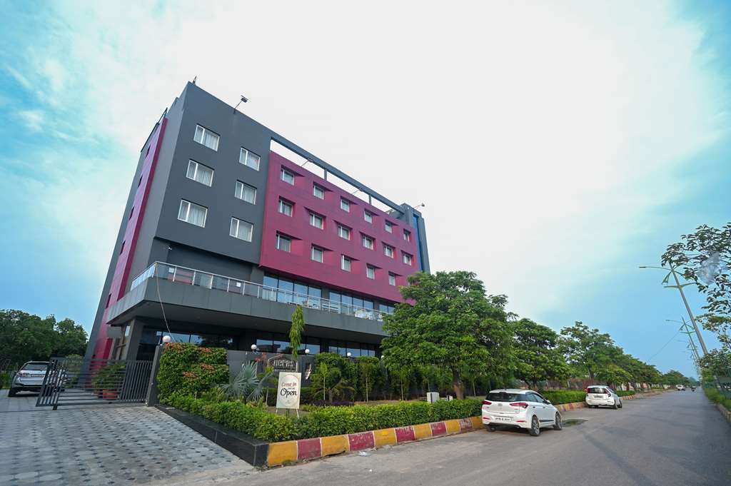 Comfort Hotel Vista - carbon neutral hotel in Lucknow