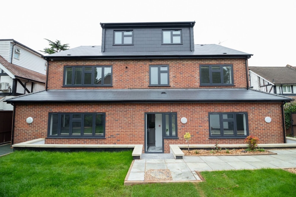 Inviting 1 Bed Apartment in Purley — 4-Star Luxury Hotel in Purley, United Kingdom