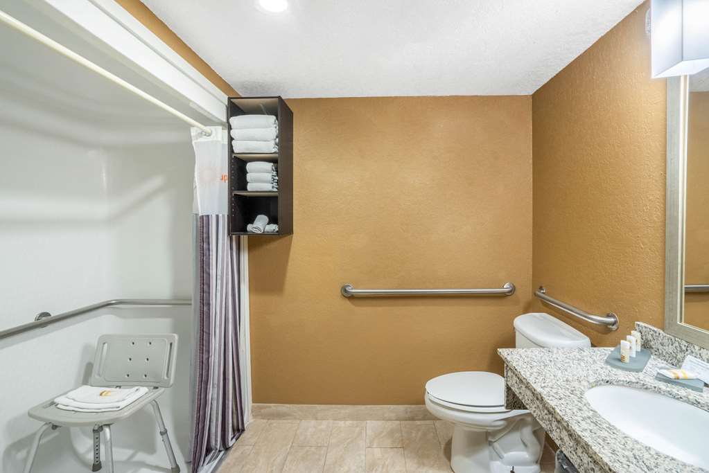 La Quinta Inn & Suites by Wyndham Hot Springs - photo 20