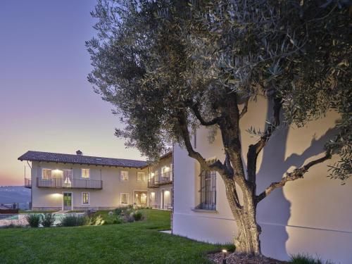 Tenuta Bussia Wine Relais Spa — Monforte D Alba