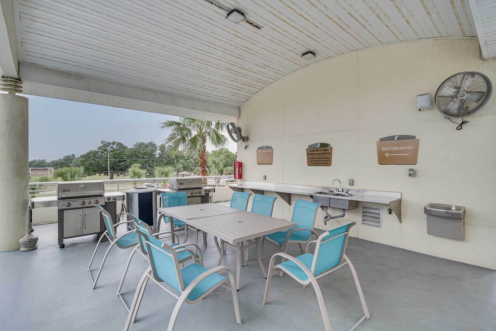 Resort Style Biloxi Condo Walk to the Beach - photo 17