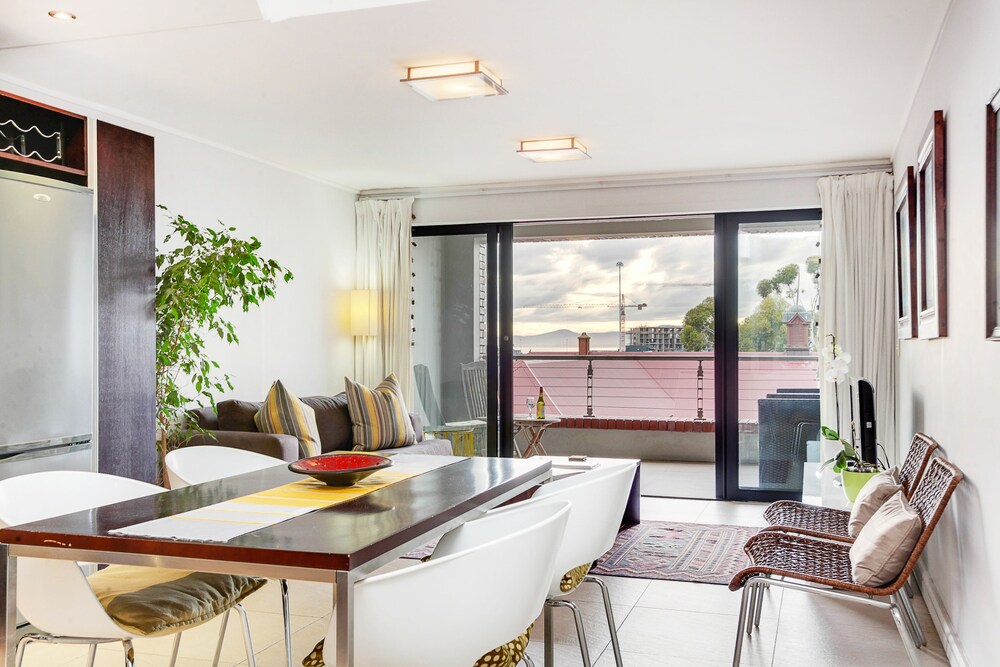 Authentic Cape Town Apartment near the Waterfront — 4-Star Luxury Hotel in Cape Town, South Africa