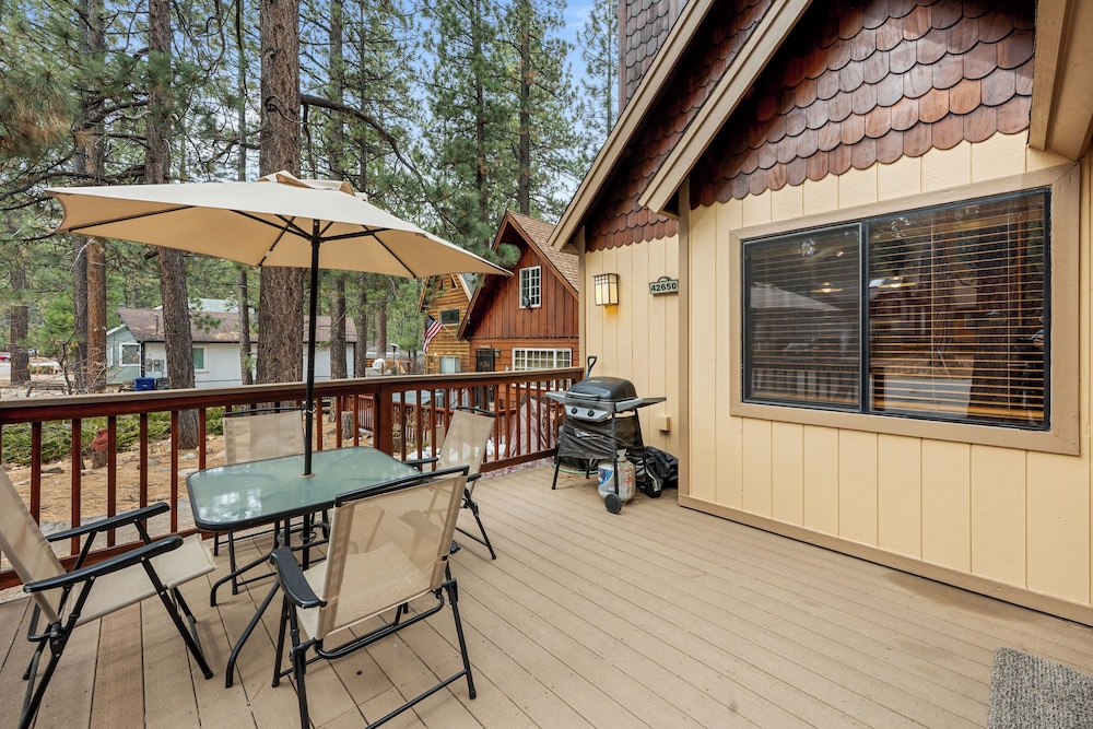 Moonridge Heaven Cozy cabin with beautiful rock wood burning fireplace — 4-Star Luxury Hotel in Big Bear Lake, United States