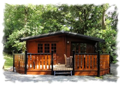 Blelham Tarn Rustic cabin in tranquil woodland — 4-Star Luxury Hotel in Ambleside, United Kingdom