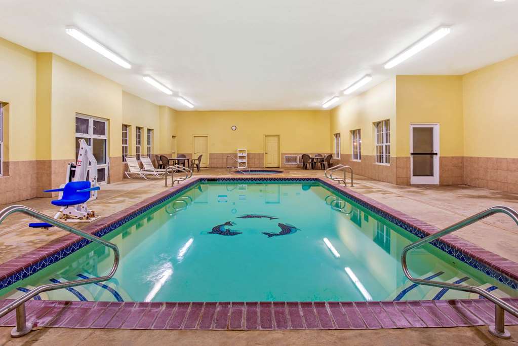 La Quinta Inn & Suites by Wyndham Eastland - photo 9