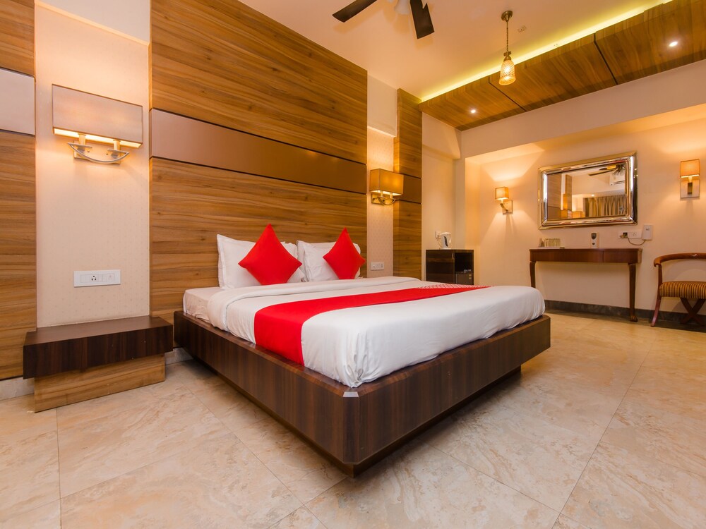 OYO 14699 Hotel Nakshatra Regency in Kalyan, India
