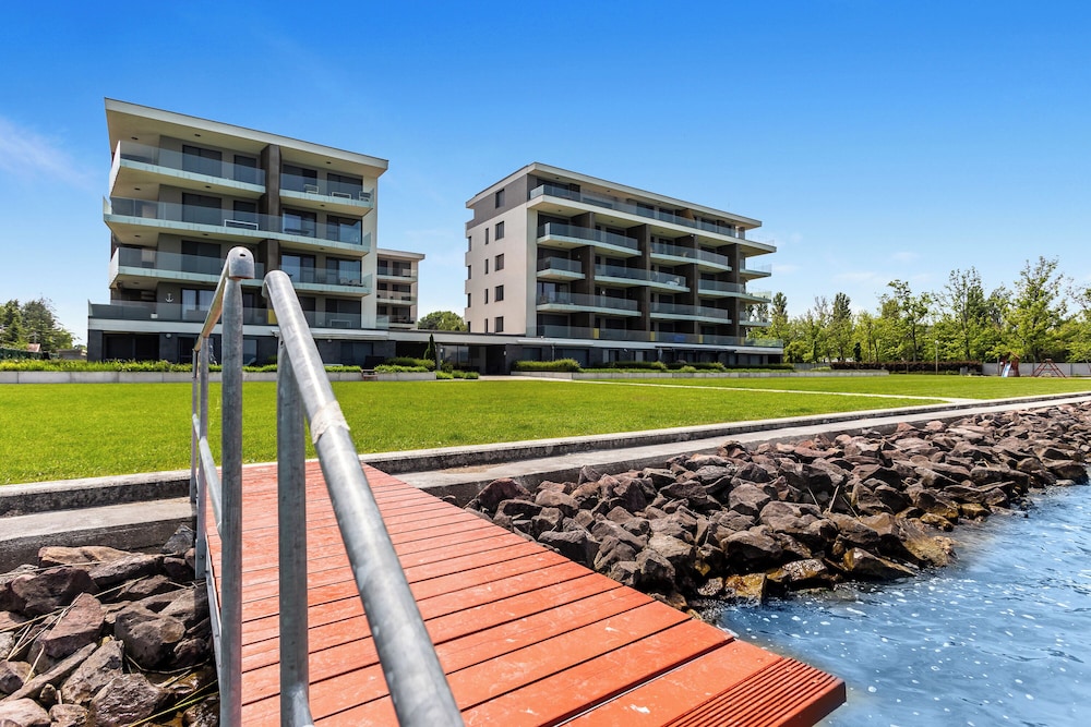 Lake Side Luxury Steps To The Lake Lela Happy Rentals — 4-Star Luxury Hotel in Balatonlelle, Hungary