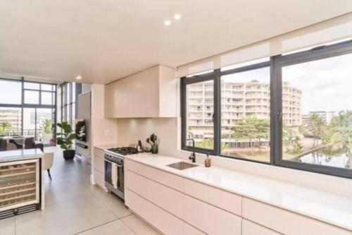 Stylish & New 4 Bedroom Point Waterfront Penthouse — 4-Star Luxury Hotel in Durban, South Africa