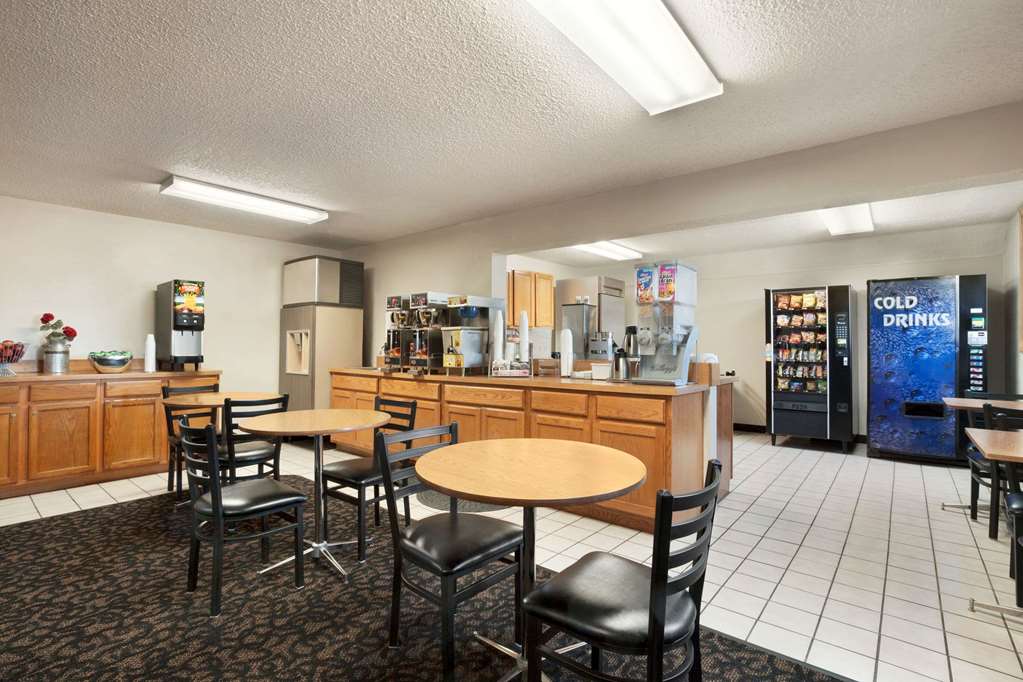 Super 8 by Wyndham Lincoln North - photo 9