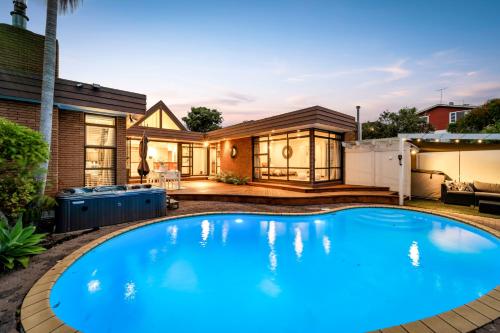 Entire house with pool spa — 4-Star Luxury Hotel in Auckland, New Zealand