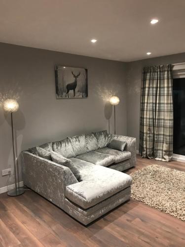 Carriage Cottage Hot Tub — 4-Star Luxury Hotel in Beith, United Kingdom