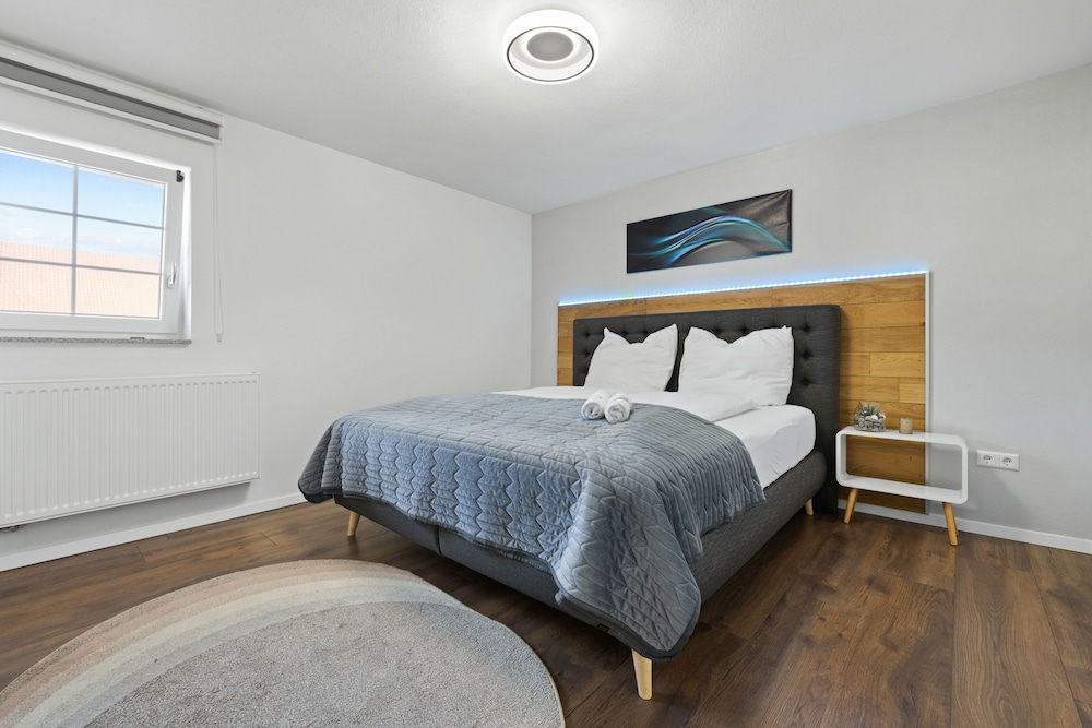 ADN Suites NETFLIX modern and smart — 4-Star Luxury Hotel in Guenzburg, Germany