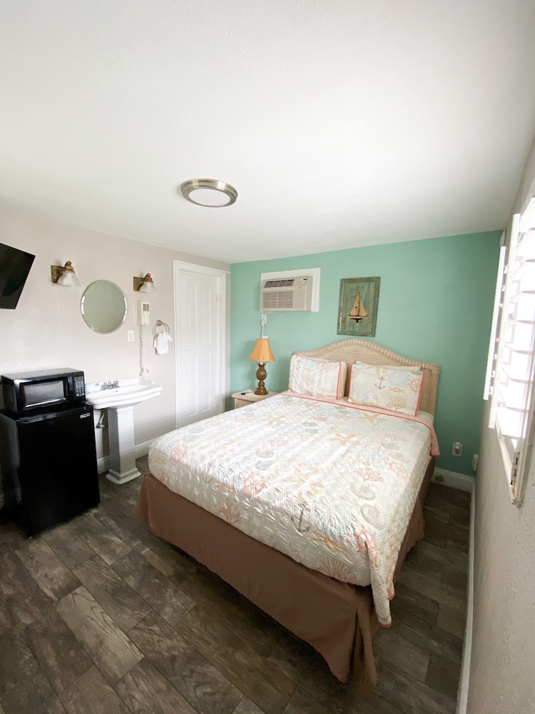 Shoreline Suites & Cabana Cottages - photo 16