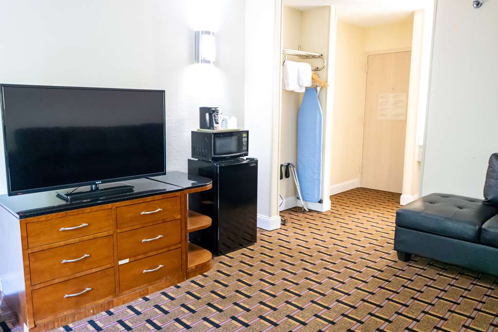 Days Inn By Wyndham College Park Atlanta Airport South - photo 33