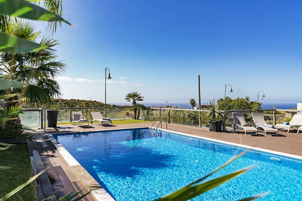 Villa Sol e Mar by Our Madeira — 4-Star Luxury Hotel in Santa Cruz, Portugal