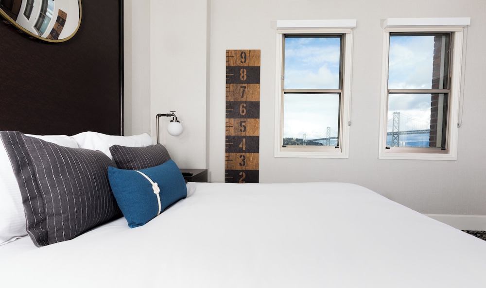 Harbor Court Hotel - photo 9