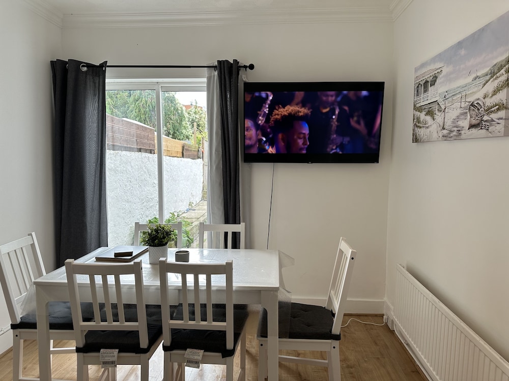Hotel image of 4 bed House in Enfield Sleeps 8 Private Garden