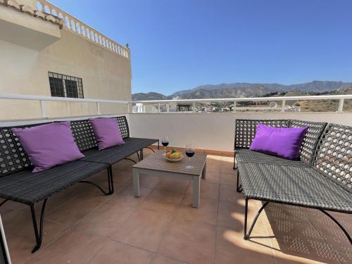 Sunny 3 bed apartment only 7 minute walk from beac — 4-Star Luxury Hotel in La Herradura, Spain