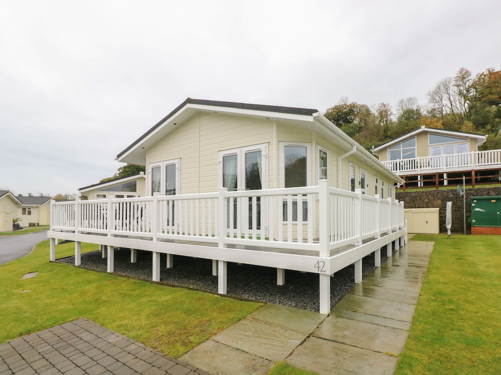 Cwtch Lodge 42 — 4-Star Luxury Hotel in Narberth, United Kingdom