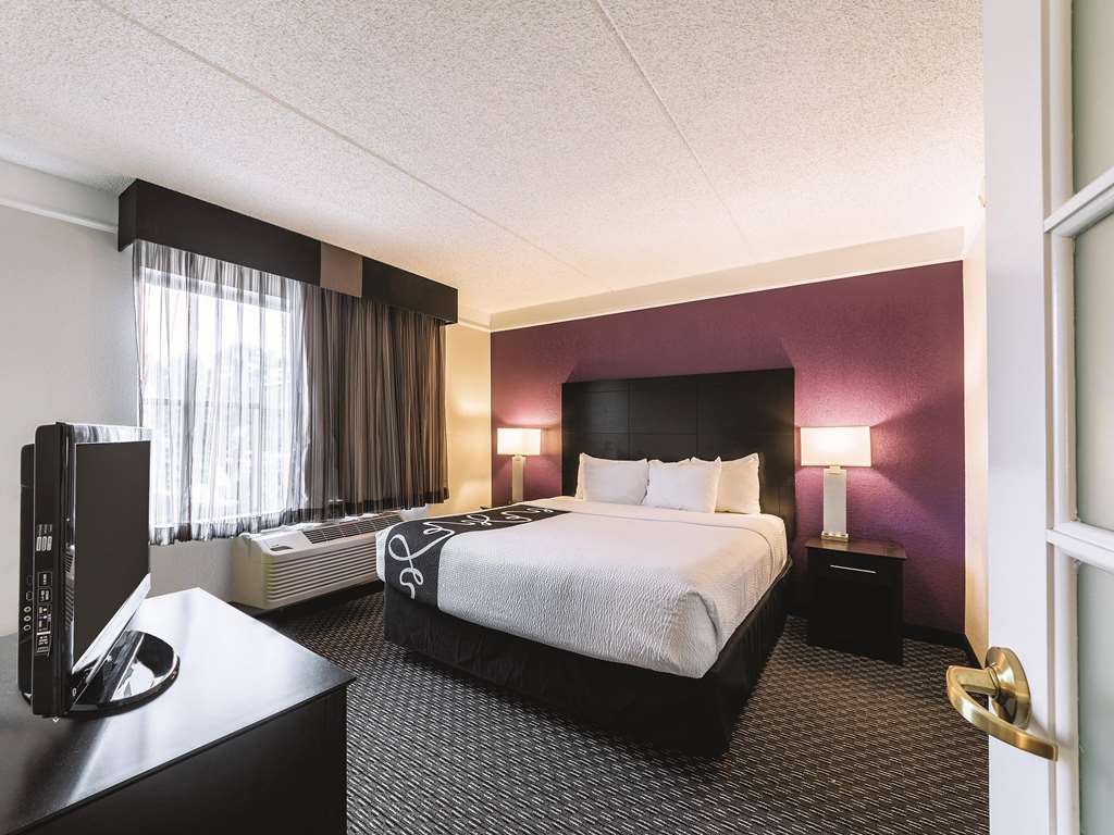 La Quinta Inn & Suites by Wyndham San Antonio Downtown - photo 30