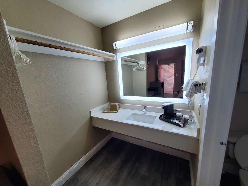 Rodeway Inn Downtown - photo 12