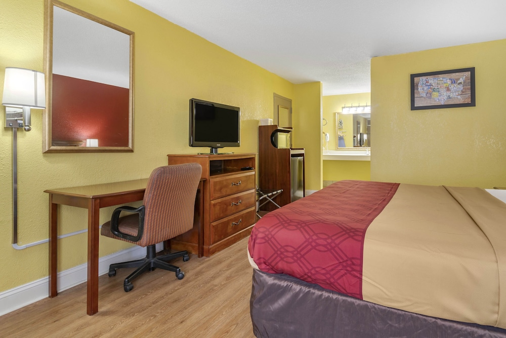 Econo Lodge Douglas - photo 28