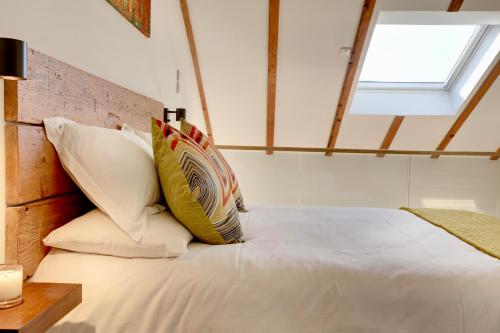 The Owl Barn Wiltshire Flint — 4-Star Luxury Hotel in Swindon, United Kingdom
