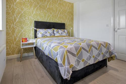 Cosy 3 bedroom residential house private garden 30 minutes from Alton Towers 5 minute walk to Trentham Gardens. — hotel in Stoke-On-Trent