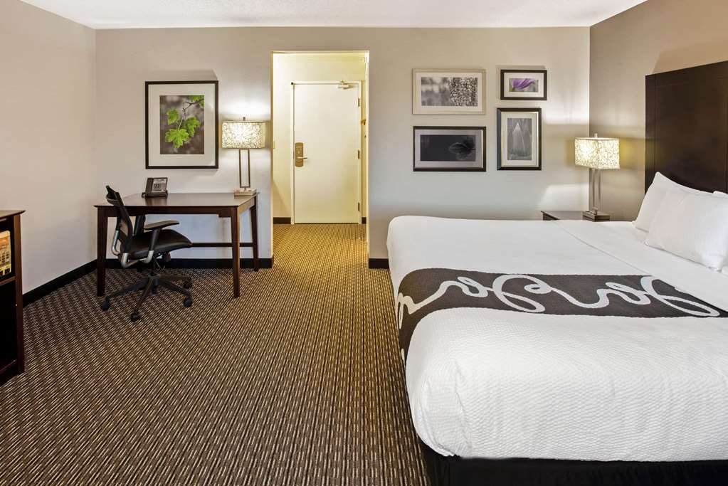 La Quinta Inn & Suites by Wyndham Milwaukee Delafield - photo 25