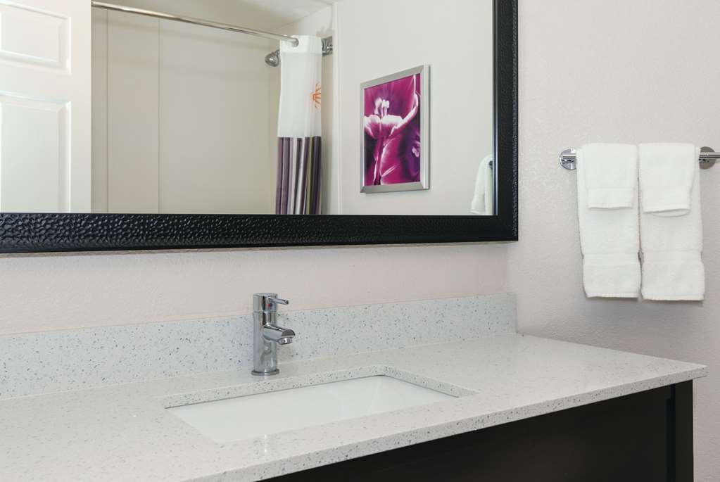 La Quinta Inn & Suites by Wyndham Ontario Airport - photo 32
