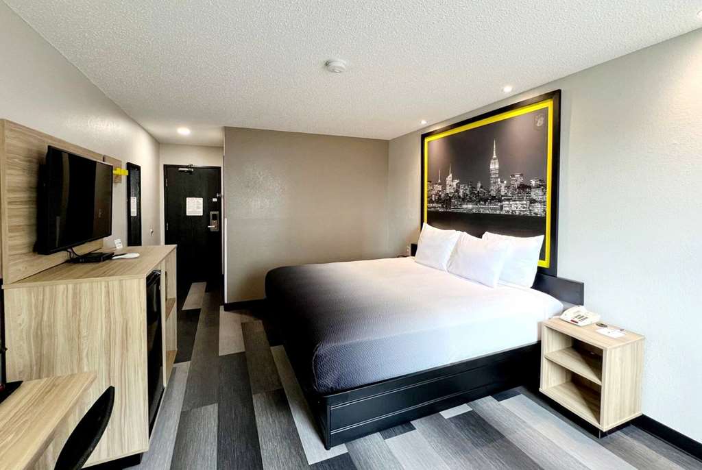 Super 8 by Wyndham Cedar Rapids - photo 10