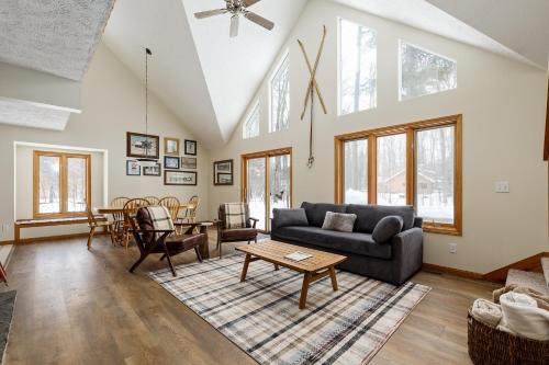 Up North Chalet Ac Bbq Bikes — 4-Star Luxury Hotel in Cedar City, United States