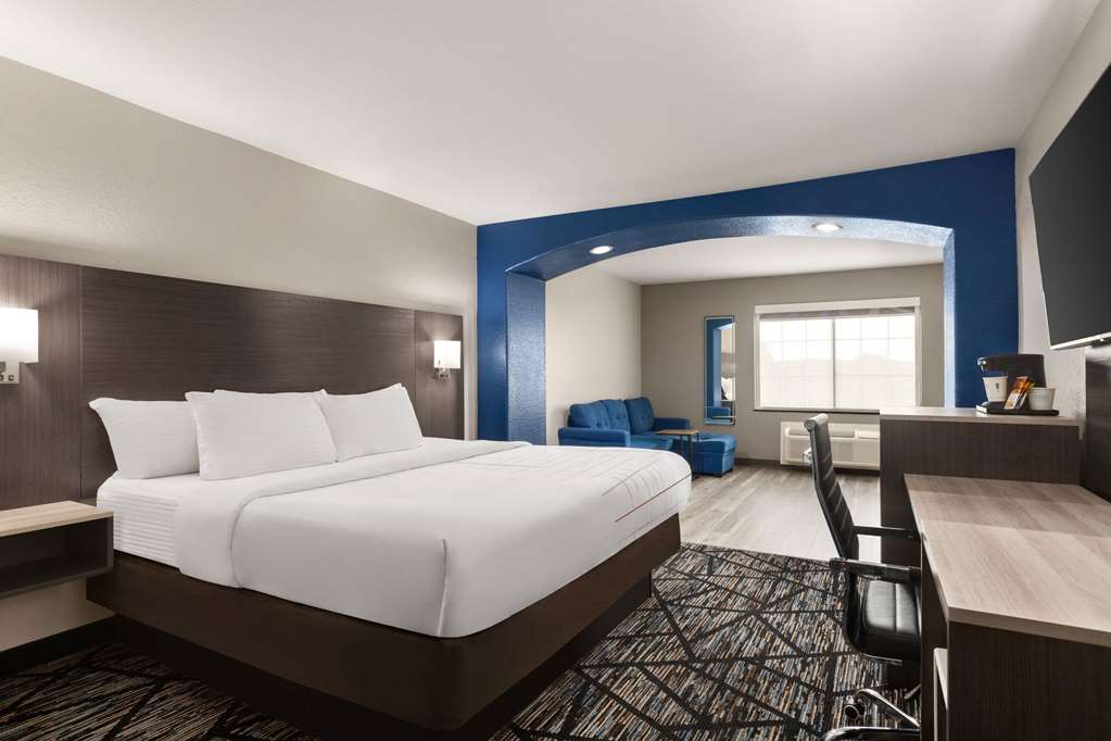 La Quinta Inn & Suites by Wyndham San Antonio N Stone Oak - photo 14