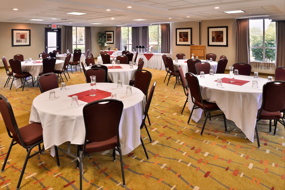 Holiday Inn Express & Suites Albany by IHG - photo 30