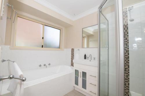 Park Villa Near CBD Spacious Ideal for Work — 4-Star Luxury Hotel in Orange, Australia