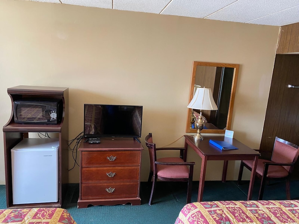 Budget Host Village Inn - photo 8